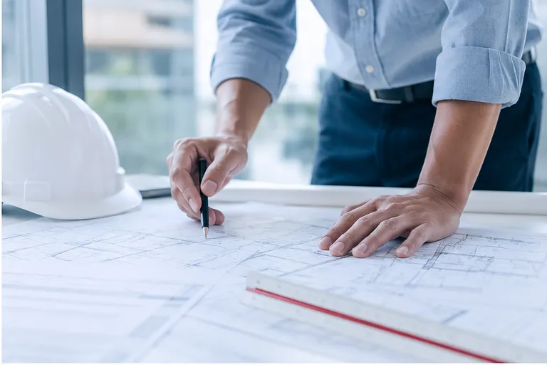 Ingeniero revisando planos de construcción