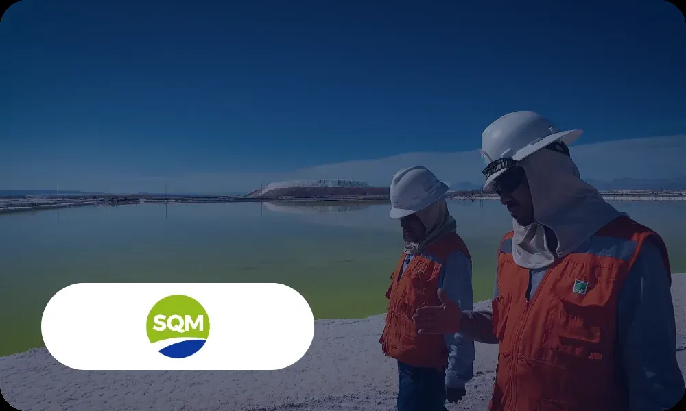 Operarios de SQM en faena