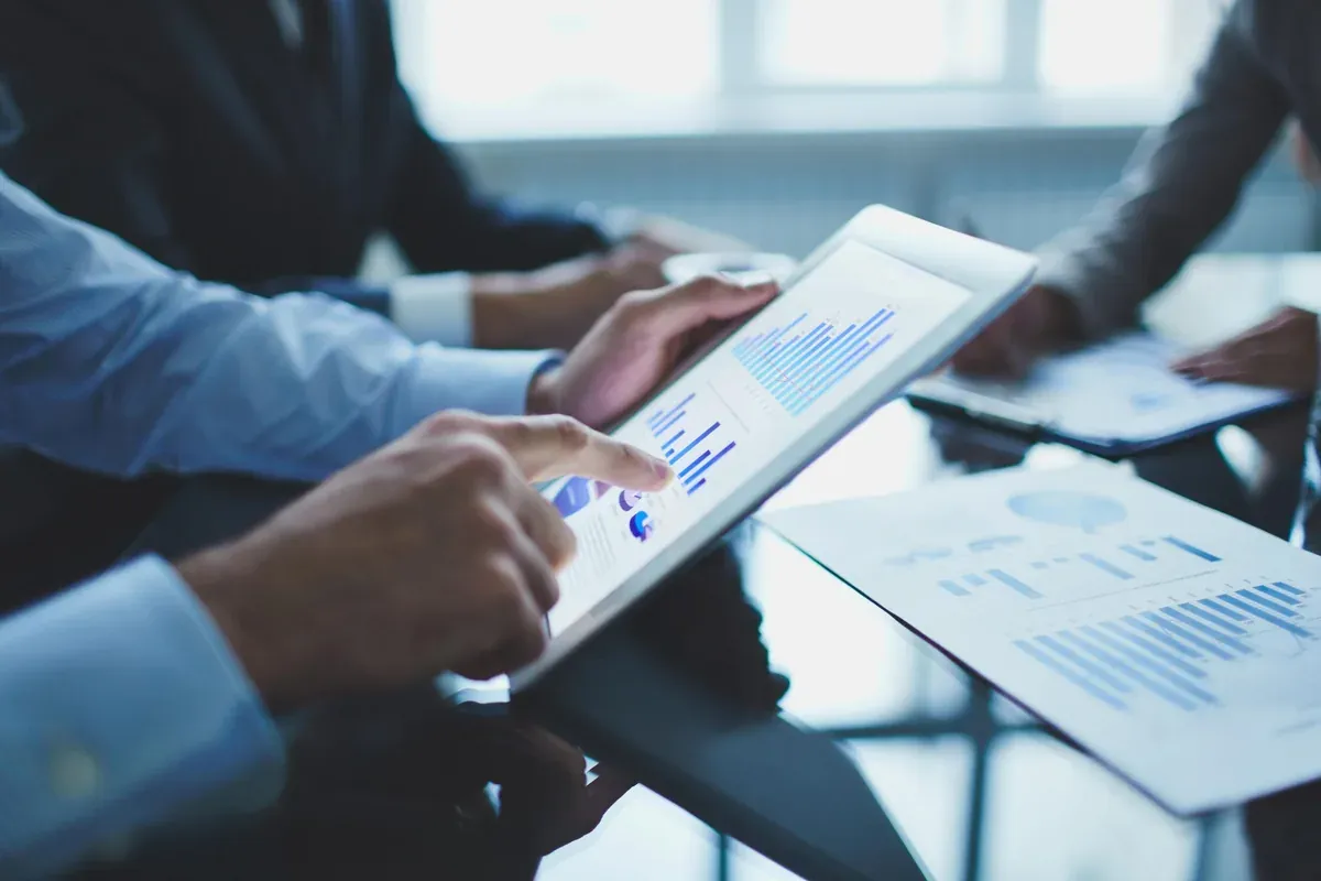 Ejecutivos revisando indicadores de negocio en una tablet